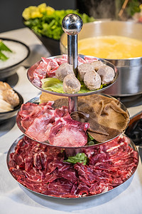 火锅牛肉摄影照片_美食中午一驴肉餐厅内用餐摄影图配图
