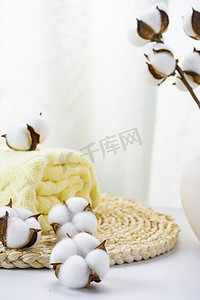 餐桌上的黄毛巾中午毛巾棉花球室内静物摄影图配图
