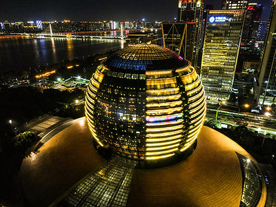 杭州地标建筑摄影照片_杭州夜晚会议中心建筑夜景摄影图配图