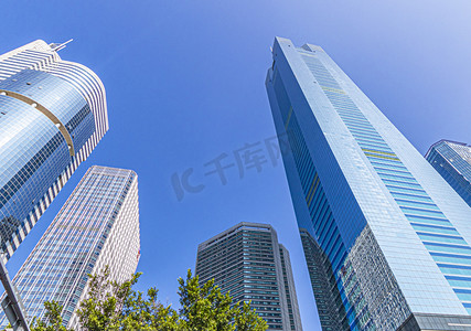 珠江摄影照片_城市建筑蓝天白云中信大楼户外城市城市建筑摄影图配图