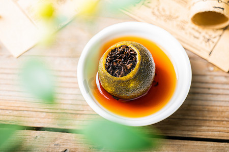 小青柑标签摄影照片_特色餐饮白天小青柑茶室内喝茶摄影图配图