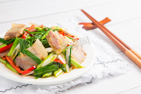 餐馆菜单摄影照片_特色菜家常菜蒜苗炒腊肉中式中餐饮食餐馆摄影图配图