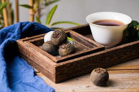 青柑摄影照片_茶叶白天小青柑普洱干茶室内桌面摆拍静物摄影图配图