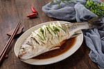 美食白天清蒸鲈鱼中式木桌摆放摄影图配图