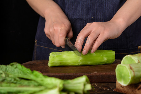 美食白天莴苣木砧板切菜摄影图配图