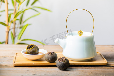茶具，茶套，喝茶摄影照片_特色餐饮白天小青柑泡茶室内桌面喝茶摄影图配图