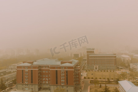 空气图摄影照片_北京白天沙尘暴户外刮风摄影图配图