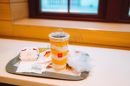 行李箱店铺摄影照片_麦当劳的午餐室内快餐麦当劳俯拍摄影图配图