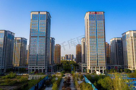 武汉城市建筑群晴天建筑群商务区仰拍摄影图配图