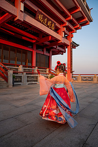 大年摄影照片_喜庆过大年夕阳年画娃娃过年汉服摄影图配图