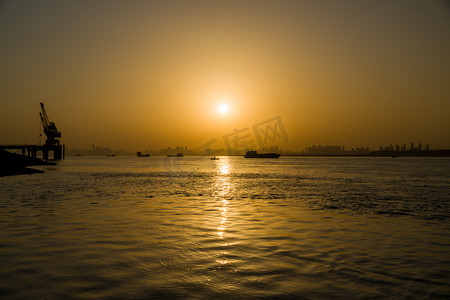 武汉城市风光夕阳风光沙滩俯拍摄影图配图