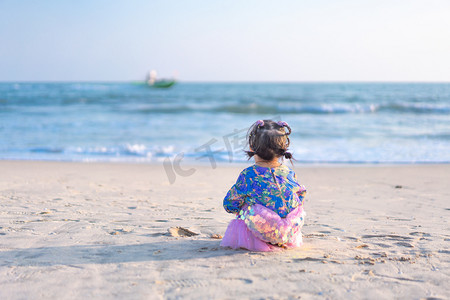 小海龟logo摄影照片_看大海的小女孩背影下午女孩背影沙滩看大海摄影图配图