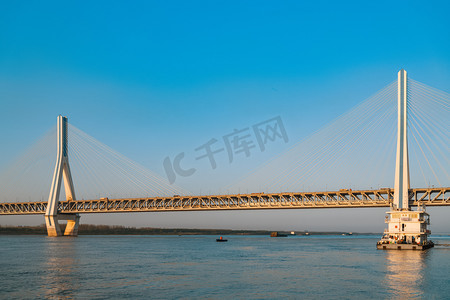 武汉城市建筑晴天建筑天兴洲长江大桥仰拍摄影图配图