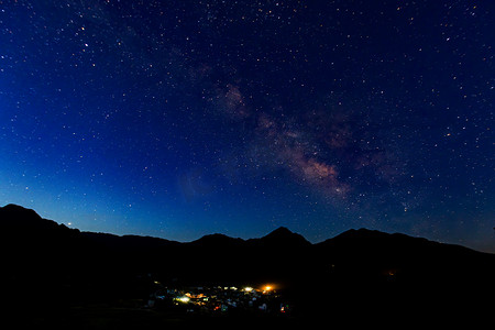 星空凌晨银河山区无摄影图配图