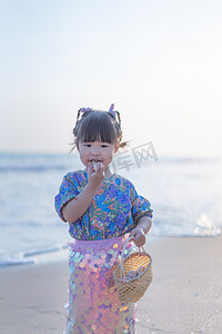 海边的小姑娘夕阳女孩沙滩捡贝壳摄影图配图