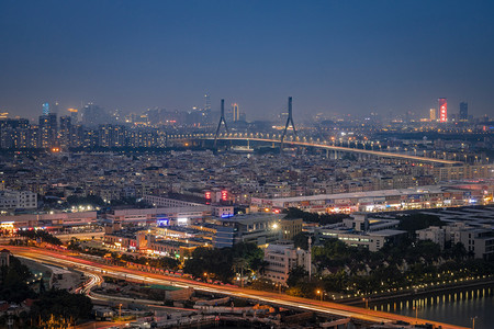 车辆绘摄影照片_桥梁夜景晚上桥梁车轨楼顶长曝光摄影图配图