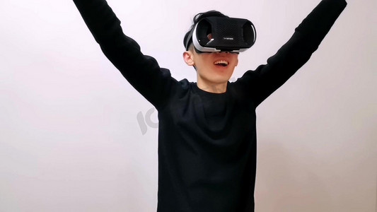 年轻男子玩VR格斗游戏
