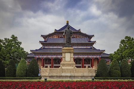 周年庆紫色摄影照片_中山纪念堂鲜花下午雕像与建筑地面仰视摄影图配图