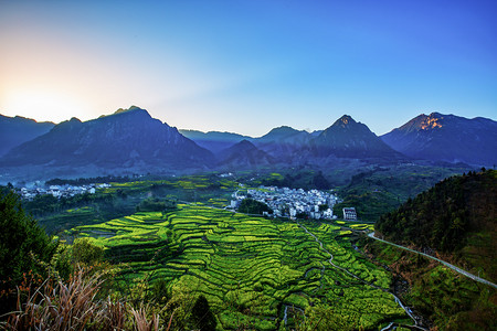 宣摄影照片_田地清晨油菜花山区无摄影图配图