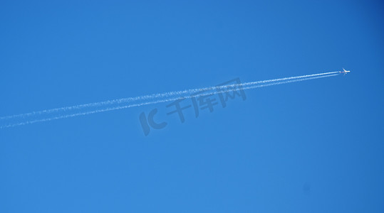 空中飞行的飞机下午飞机天空飞行摄影图配图