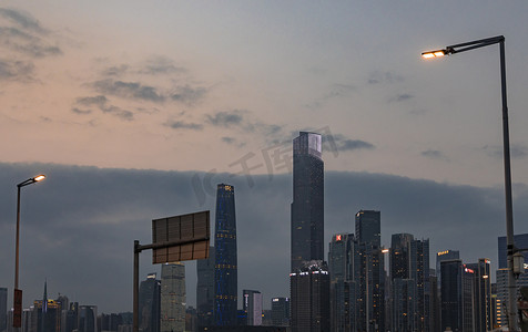 珠江新城傍晚建筑群桥上散步摄影图配图