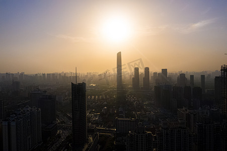 武汉城市建筑晴天建筑群商务区逆光摄影图配图