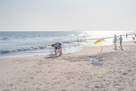 挖沙父女下午父女海滩亲子摄影图配图