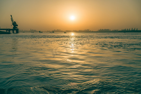 阳光沙滩摄影照片_武汉城市风光夕阳沙滩青山江滩俯拍摄影图配图
