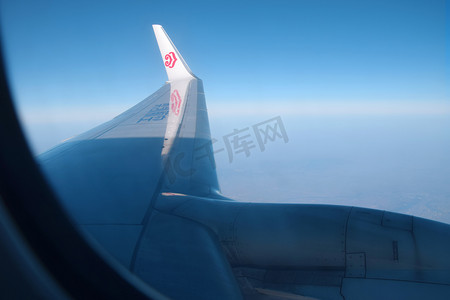 天空摄影照片_天空飞行飞机下午飞机天空飞行摄影图配图