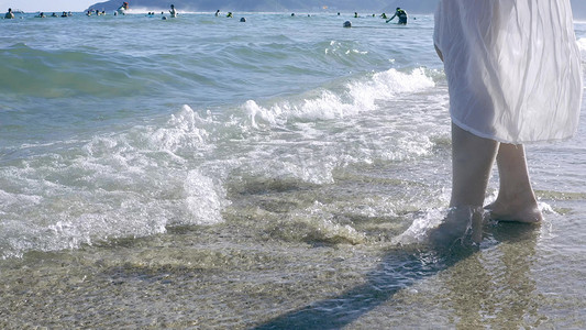 旅游视频海摄影照片_海边美女背影走在沙滩上