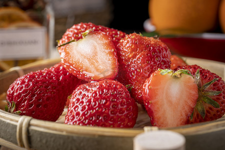 水果食物草莓篮子摆放摄影图配图