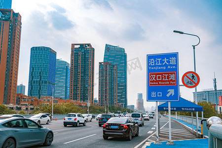 武汉城市建筑晴天交通徐东大道仰拍摄影图配图