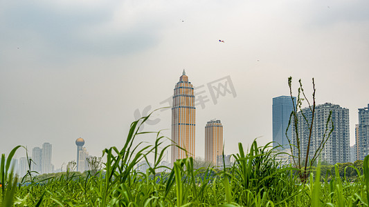 武汉城市建筑阴天建筑汉口江滩仰拍摄影图配图