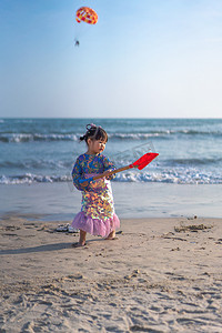 玩沙的美人鱼下午下女孩沙滩挖沙摄影图配图