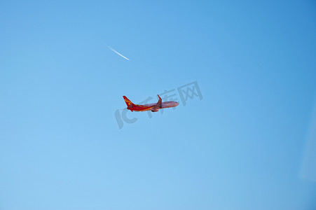 天空飞行的飞机下午飞机天空飞行摄影图配图