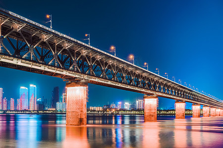 武汉城市建筑夜晚建筑长江大桥仰视摄影图配图