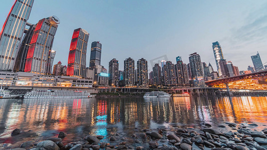 重庆城市宣传摄影照片_重庆网红地标洪崖洞江边大桥日转夜延时