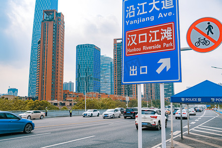 晴天摄影照片_武汉城市建筑晴天建筑徐东仰视摄影图配图