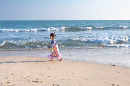 海边奔跑的小美人鱼夕阳小女孩沙滩奔跑摄影图配图