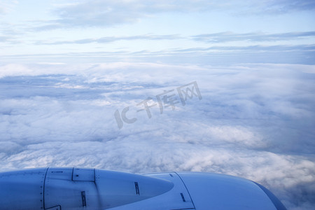 云端飞行下午飞机天空无摄影图配图