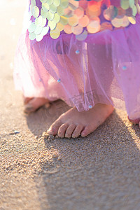 小女孩的脚丫下午脚丫沙滩脚丫正面摄影图配图