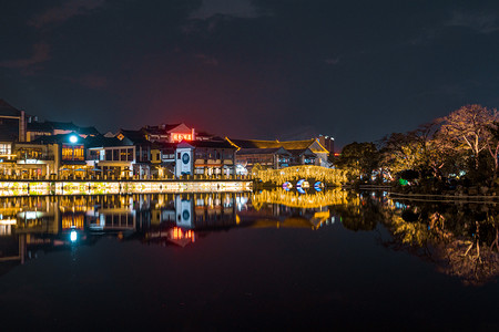 夜晚美景摄影照片_小桂湖夜景夜晚建筑室外旅游摄影图配图