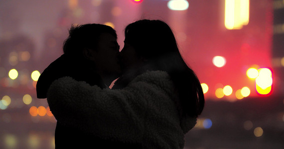 情侣拥抱亲吻情人节
