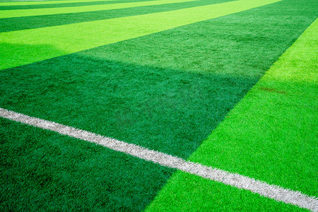 运动场摄影照片_草坪清晨绿色草地足球场足球赛摄影图配图