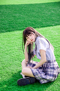 清晨背景摄影照片_日系唯美清晨穿着jk制服的女孩子坐在草坪上摄影图配图