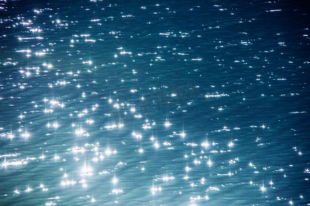 水光清晨粼粼波光湖面游览摄影图配图