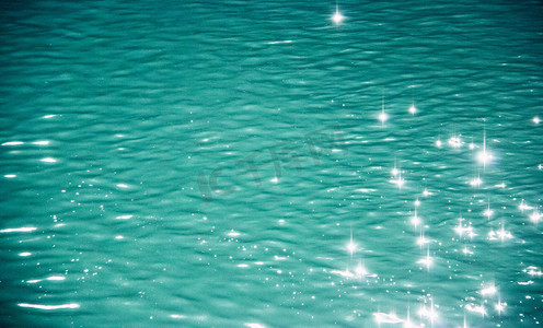水吃水波纹摄影照片_水光清晨蓝色湖面湖水观赏摄影图配图