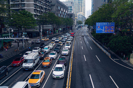 武汉城市交通阴天交通大智路俯视摄影图配图