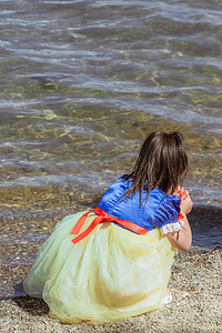 小孩海边摄影照片_清新下午小孩海边玩水摄影图配图