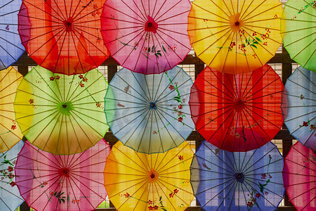 环卫日照片展示摄影照片_户外白天油纸伞在悬挂展示摄影图配图